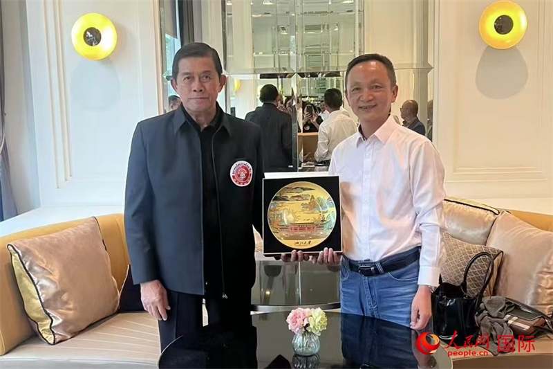 泰中友好協(xié)會會長、泰國前副總理功·塔帕朗西（左一）會見浙大團組一行。人民網(wǎng)記者 簡承淵攝