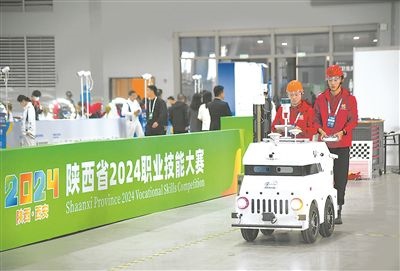 參賽選手在陜西省2024職業(yè)技能大賽新能源汽車智能化技術(shù)賽項比賽中。新華社記者 張博文攝