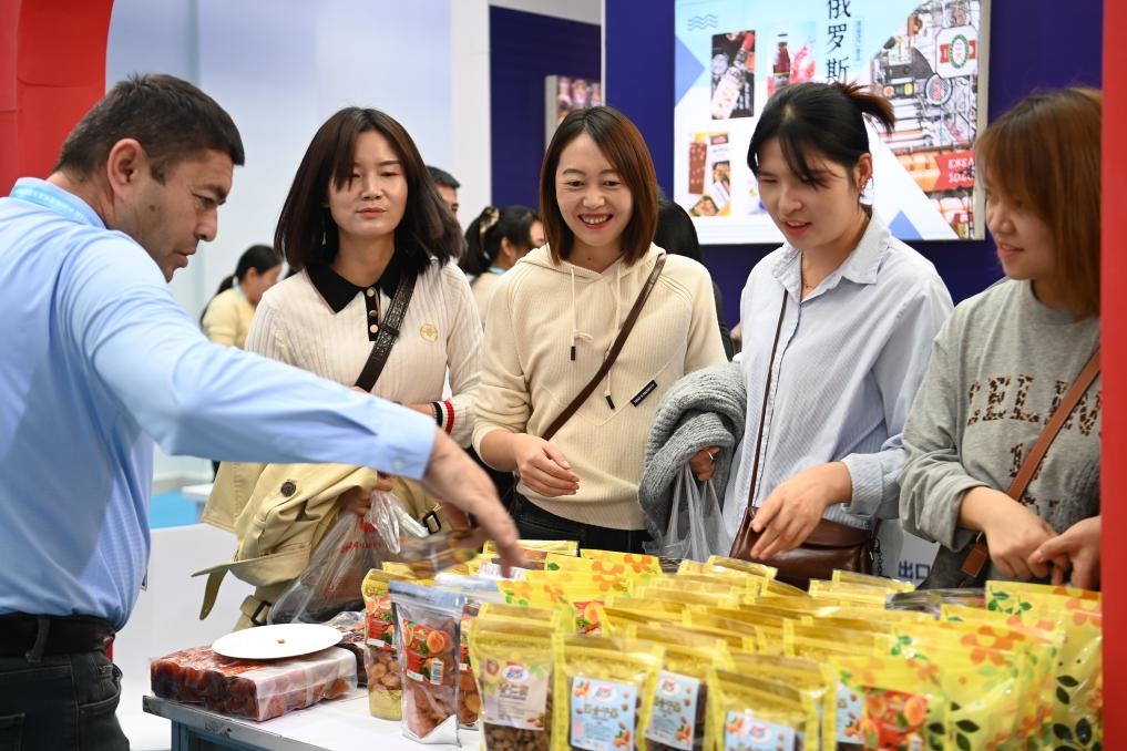 10月25日，觀眾在楊凌農(nóng)高會上合組織國家農(nóng)業(yè)展區(qū)了解農(nóng)產(chǎn)品。新華社記者 鄒競一 攝