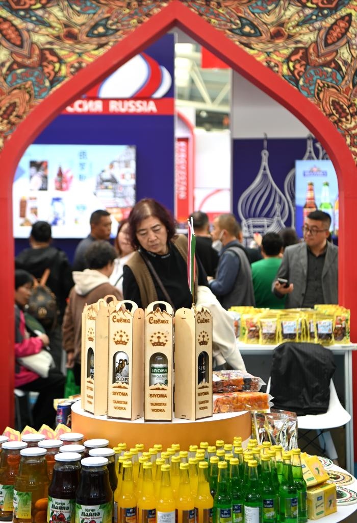 10月25日，觀眾在楊凌農(nóng)高會上合組織國家農(nóng)業(yè)展區(qū)了解農(nóng)產(chǎn)品。新華社記者 鄒競一 攝