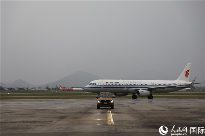 國(guó)航上?！觾?nèi)首班飛機(jī)抵達(dá)河內(nèi)內(nèi)排機(jī)場(chǎng)。人民網(wǎng)記者 楊曄攝