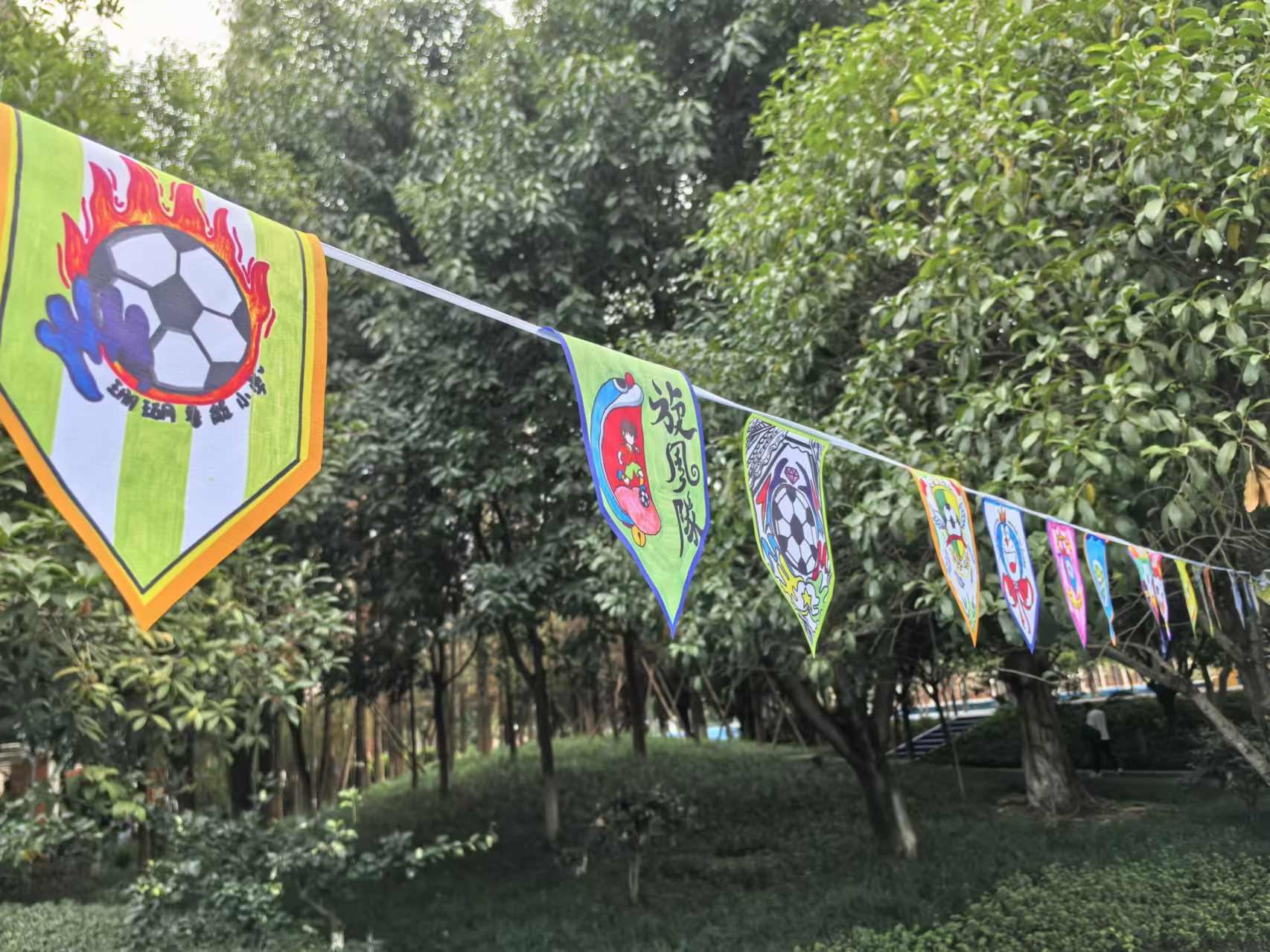 珊瑚魯能小學(xué)學(xué)生們手繪的“班超”隊(duì)徽。 人民網(wǎng)記者 楊磊攝