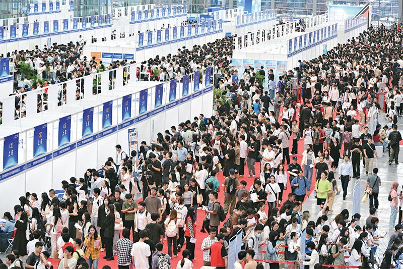 2024年10月12日，第28屆全國高校畢業(yè)生秋季就業(yè)雙選會在深圳會展中心舉辦。圖為雙選會現(xiàn)場。 中新社記者 陳文/攝