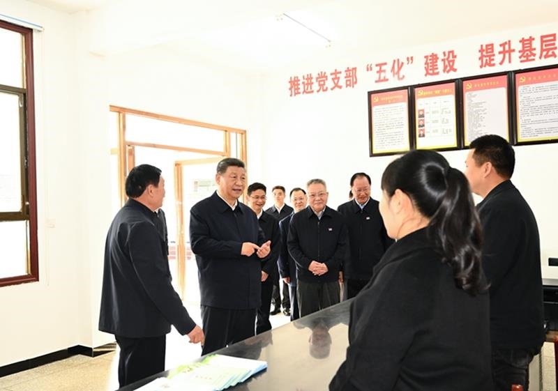 △2024年3月19日，習(xí)近平總書記在湖南省常德市鼎城區(qū)謝家鋪鎮(zhèn)港中坪村黨群服務(wù)中心了解當(dāng)?shù)貫榛鶎訙p負(fù)、提升基層治理效能等情況。
