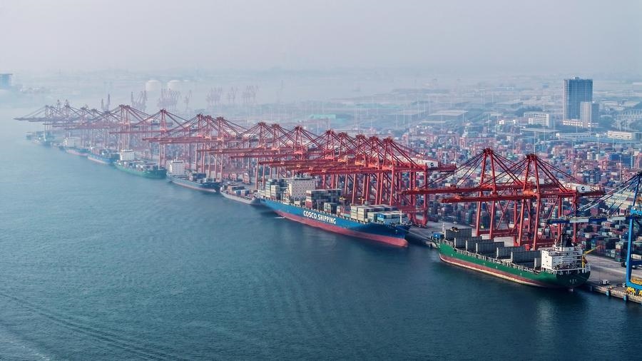 在廣西欽州港碼頭，多艘海輪在排隊(duì)卸貨（無(wú)人機(jī)照片，2024年3月28日攝）。新華社記者 張愛(ài)林 攝