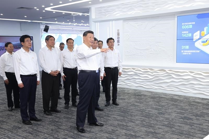 △2024年10月16日，習(xí)近平總書記在中國（福建）自由貿(mào)易試驗(yàn)區(qū)廈門片區(qū)參觀自由貿(mào)易試驗(yàn)區(qū)建設(shè)成果展。