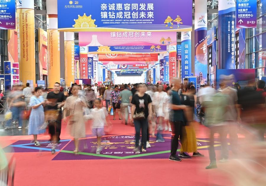 2024年9月28日，觀眾在廣西南寧市舉行的第21屆中國(guó)—東盟博覽會(huì)上參觀。新華社記者 周華 攝