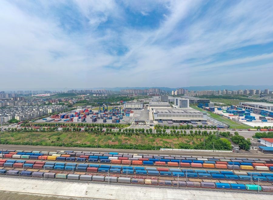 這是2024年5月5日在重慶國(guó)際物流樞紐園區(qū)拍攝的興隆場(chǎng)編組站和陸海新通道重慶無(wú)水港（無(wú)人機(jī)照片）。 新華社記者 黃偉 攝