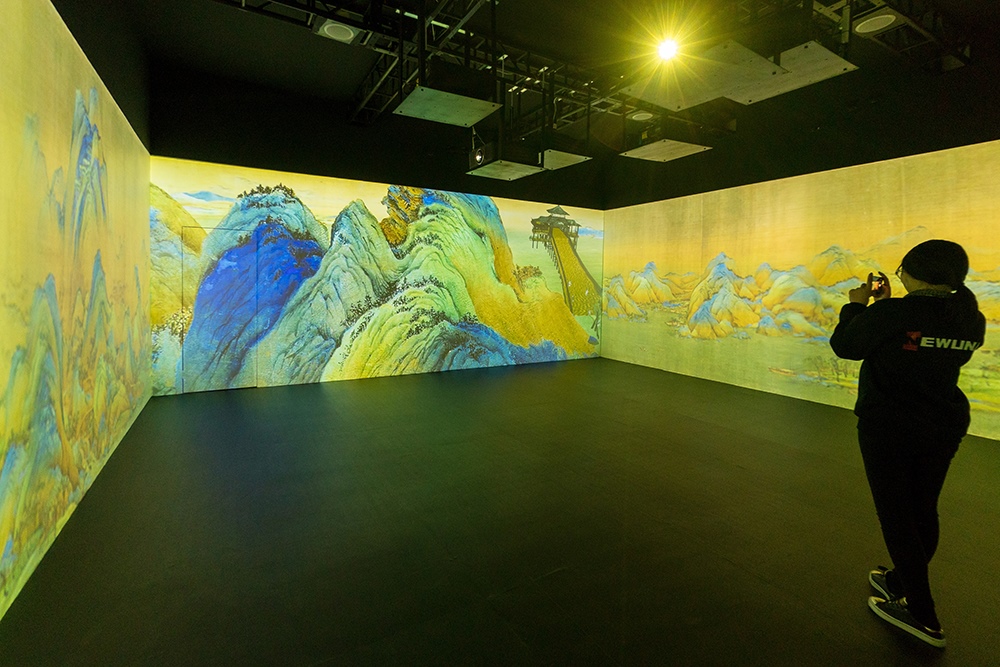 2019年1月29日，上海，市民在“千里江山圖科技藝術(shù)展”上參觀北宋名畫《千里江山圖》的AR全景展示并打卡拍照。