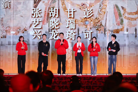 《受到召喚·敦煌》眾演員與現(xiàn)場觀眾互動交流。主辦方供圖