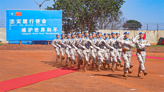 分列式接受各國(guó)來(lái)賓檢閱。王軍杰攝