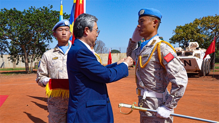 中國(guó)駐南蘇丹大使馬強(qiáng)為維和官兵授勛。謝坤攝
