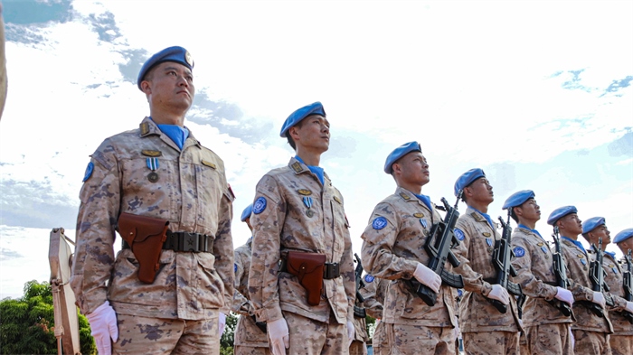 維和官兵整齊列隊(duì)。鄧原淘攝