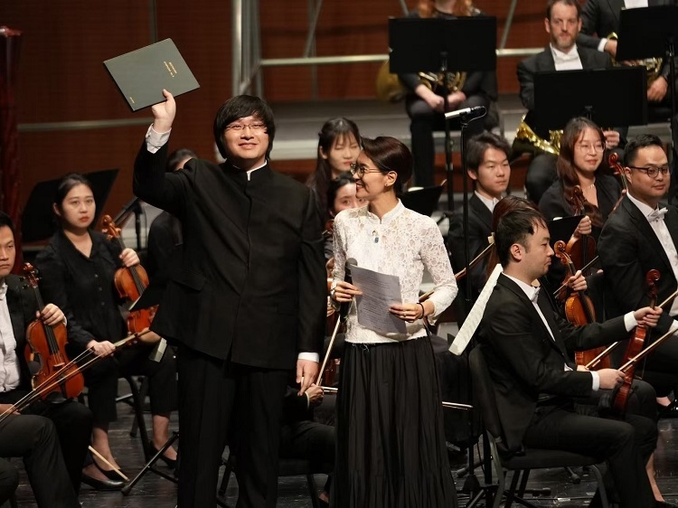 小澤征良向俞潞贈送小澤征爾使用過的《第五交響曲》樂譜。演出方供圖