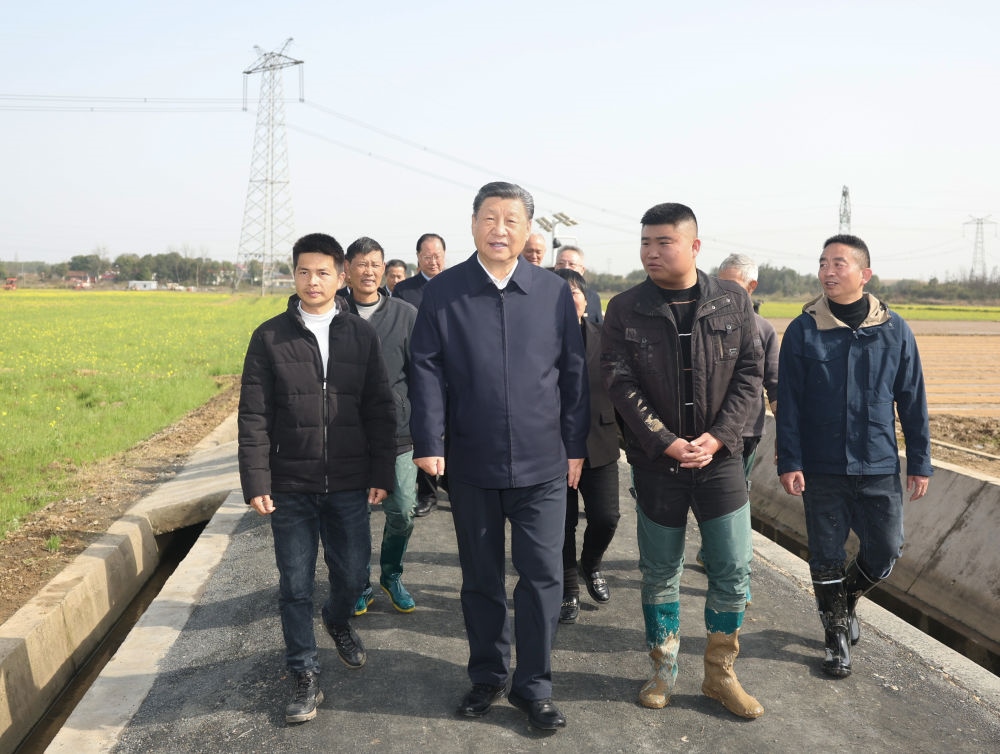 2024年3月19日，習(xí)近平在湖南省常德市鼎城區(qū)謝家鋪鎮(zhèn)港中坪村，同種糧大戶、農(nóng)技人員、基層干部親切交流。習(xí)近平強(qiáng)調(diào)：“要建設(shè)好高標(biāo)準(zhǔn)農(nóng)田，推行適度規(guī)模經(jīng)營，加強(qiáng)政策支持和示范引領(lǐng)，加大良種、良機(jī)、良法推廣力度，在精耕細(xì)作上下功夫，進(jìn)一步把糧食單產(chǎn)和品質(zhì)提上去，讓種糧也能夠致富，進(jìn)而吸引更多農(nóng)戶參與發(fā)展現(xiàn)代化大農(nóng)業(yè)，真正把中國特色農(nóng)業(yè)現(xiàn)代化之路走穩(wěn)走扎實(shí)。”