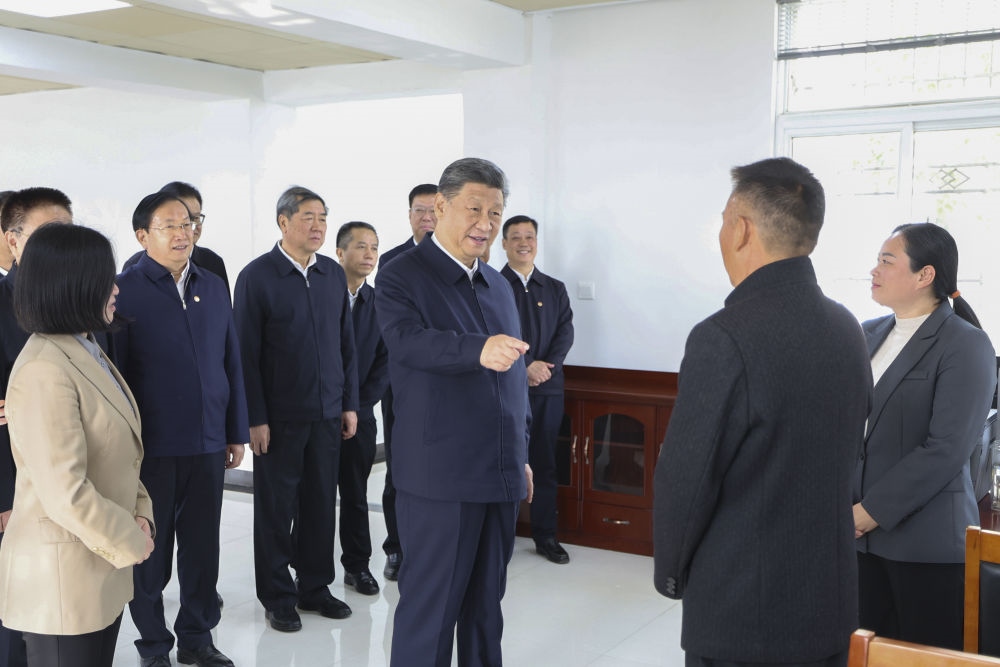 2024年11月5日，習(xí)近平在湖北省咸寧市嘉魚縣潘家灣鎮(zhèn)四邑村黨群服務(wù)中心考察。習(xí)近平指出：“要持續(xù)為基層減負(fù)，讓基層干部能夠用更多時(shí)間和精力來服務(wù)群眾?！? width=