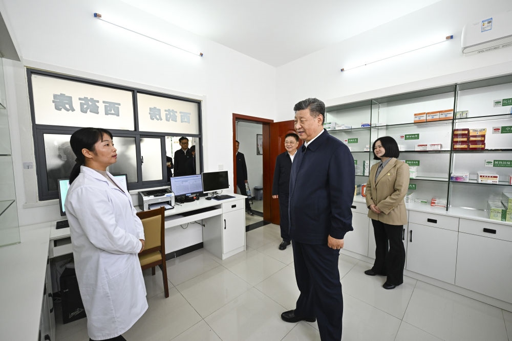 2024年11月5日，習(xí)近平在湖北省咸寧市嘉魚縣潘家灣鎮(zhèn)四邑村衛(wèi)生室考察。習(xí)近平指出：“要進(jìn)一步加強(qiáng)黨建引領(lǐng)，抓住‘一老一小’這個(gè)重點(diǎn)，更加精準(zhǔn)有效地為群眾排憂解難。”