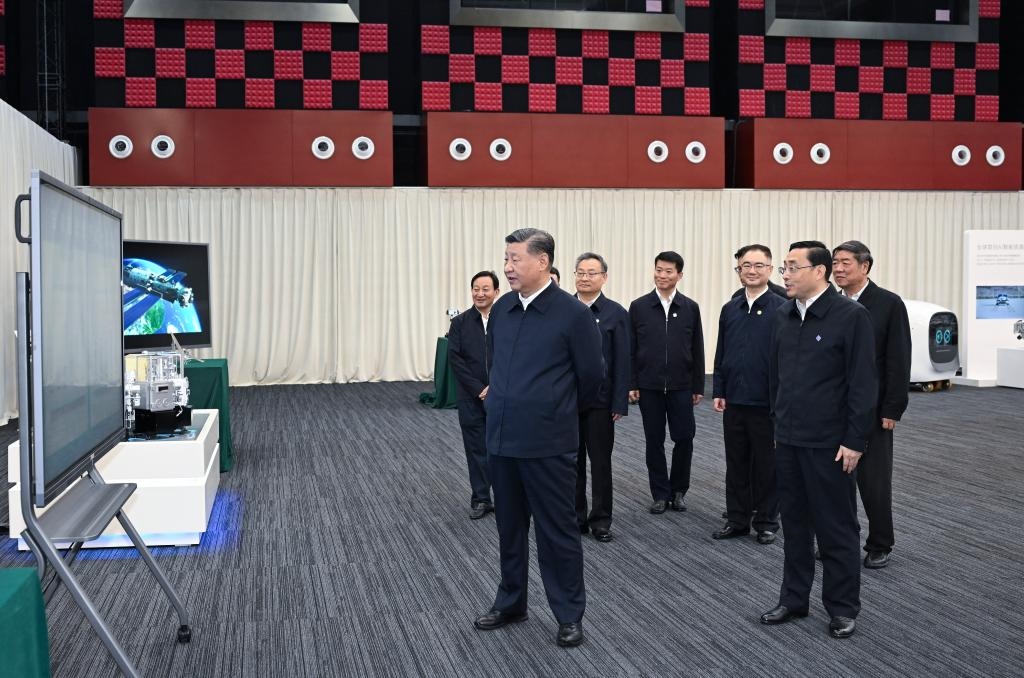 2024年10月17日，習(xí)近平總書記在合肥濱湖科學(xué)城察看安徽省重大科技創(chuàng)新成果集中展示。新華社記者 謝環(huán)馳 攝