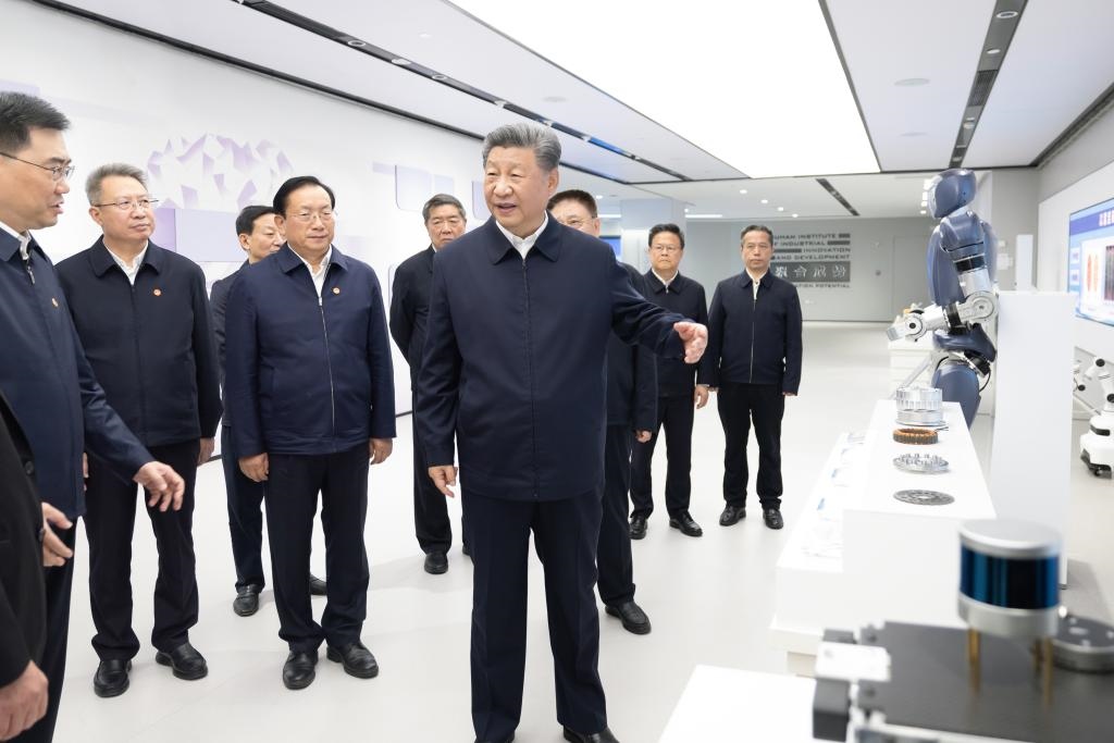 2024年11月5日，習(xí)近平總書記在武漢產(chǎn)業(yè)創(chuàng)新發(fā)展研究院考察。新華社記者 鞠鵬 攝