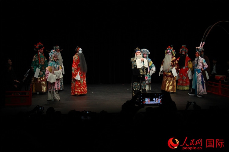 演員向觀(guān)眾謝幕。人民網(wǎng)記者 尚凱元攝