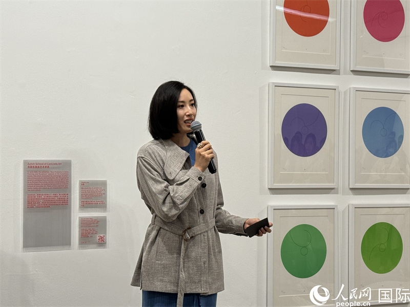 11月8日，今日美術(shù)館館長張然在“瑞士經(jīng)典設(shè)計展”開幕式上發(fā)表致辭。（人民網(wǎng) 謝瑩攝）