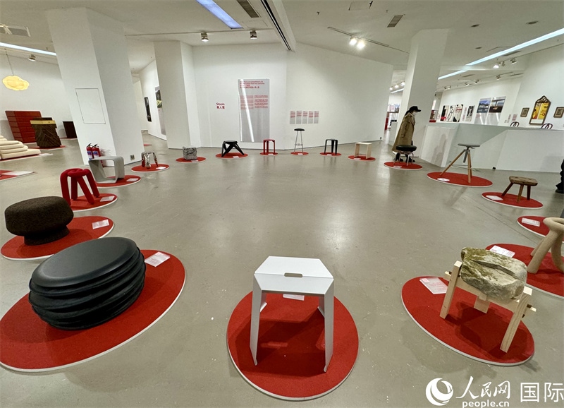 11月8日，瑞士經(jīng)典設(shè)計展現(xiàn)場。（人民網(wǎng) 謝瑩攝）