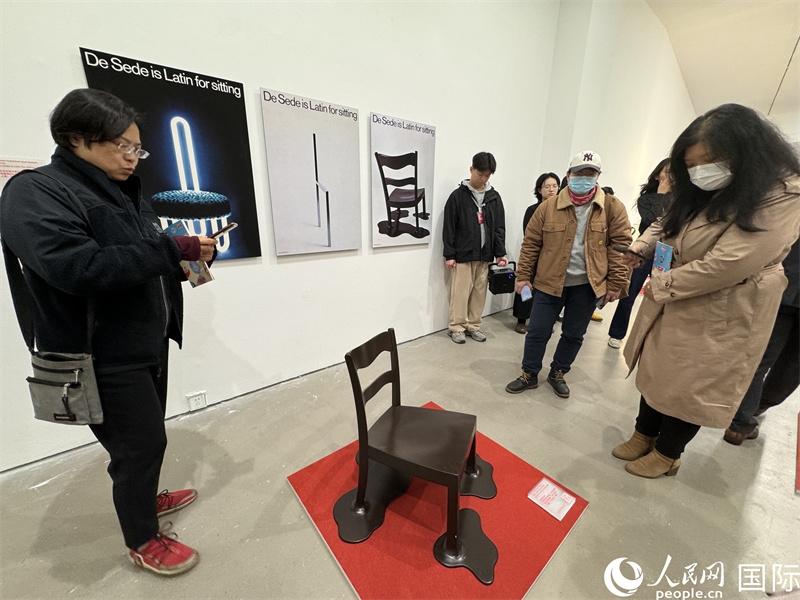 11月8日，觀眾在“瑞士經(jīng)典設(shè)計展”作品前駐足欣賞。（人民網(wǎng) 謝瑩攝） 