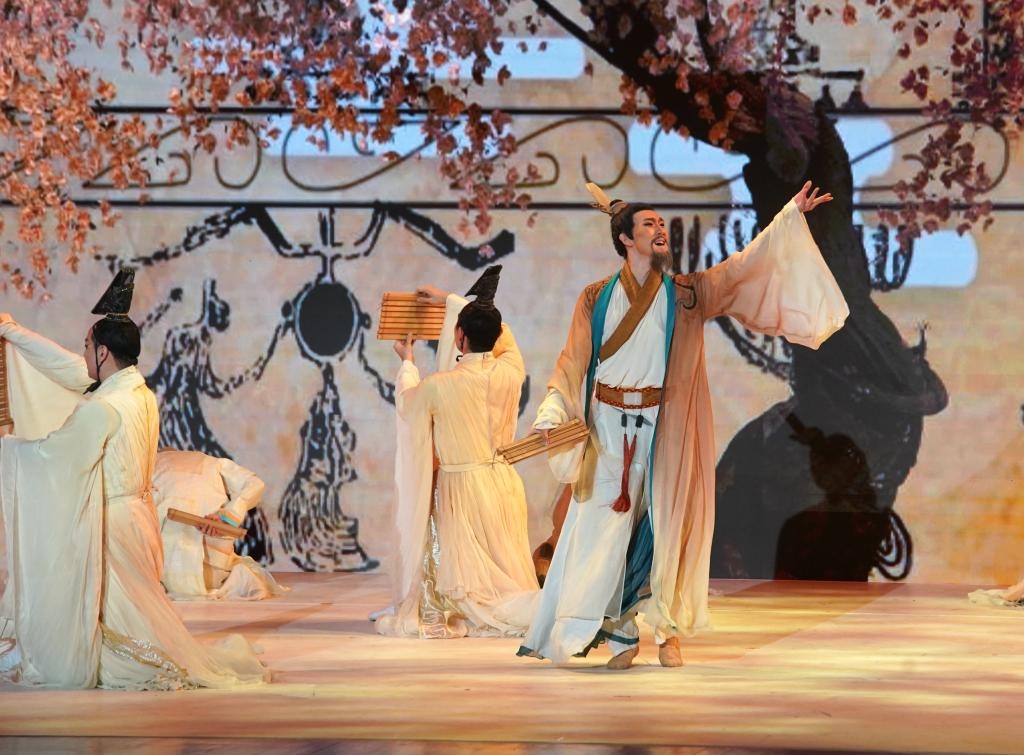 11月6日，演職人員在表演民族舞劇《孔子》片段。新華社記者 張晨霖 攝