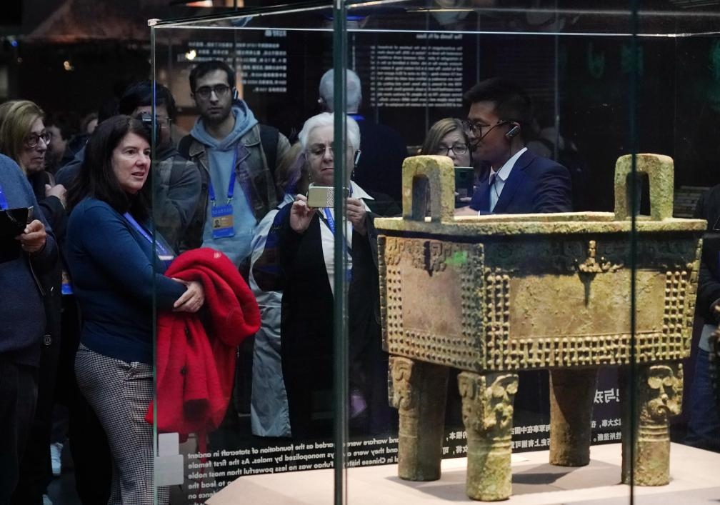 11月6日，中外嘉賓來到中國考古博物館參觀“考古與中華文明溯源展”。該展是本屆世界古典學(xué)大會推出的配套活動之一。新華社記者 張晨霖 攝