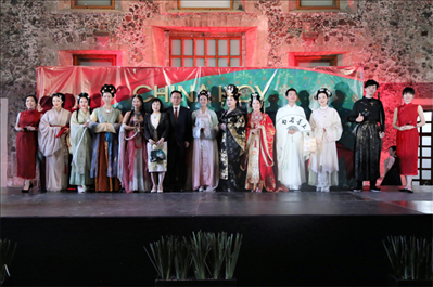 墨西哥華人婦女聯(lián)合總會(huì)木蘭藝術(shù)團(tuán)的中國(guó)古代服裝表演。主辦方供圖