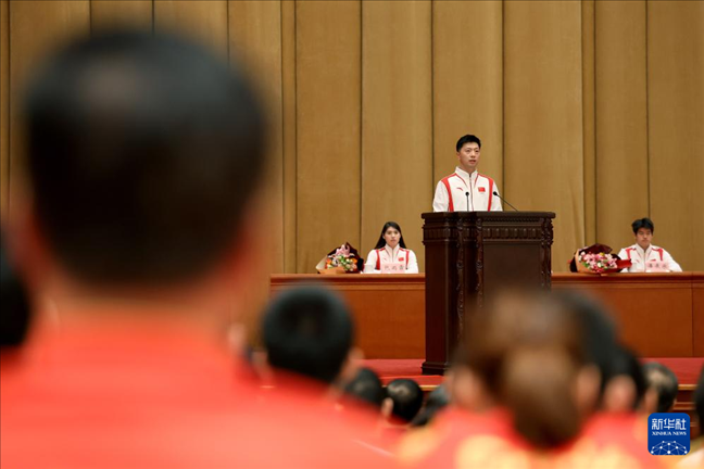11月15日，乒乓球運(yùn)動(dòng)員馬龍（中）在報(bào)告會(huì)上發(fā)言。新華社記者 李明 攝