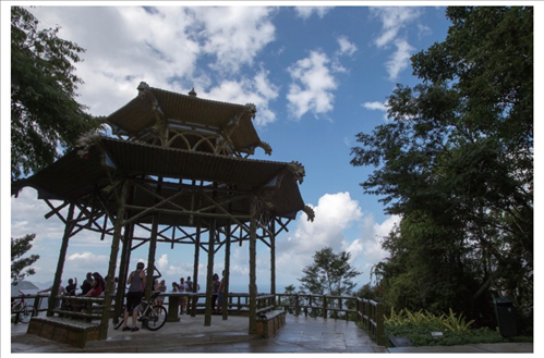 在巴西里約熱內(nèi)盧市內(nèi)的蒂茹卡國家森林公園里，有一座風(fēng)光獨(dú)一無二的觀景臺，名為“中國亭”，是為紀(jì)念曾經(jīng)在這里種植茶葉的中國茶農(nóng)而修建，如今已成為當(dāng)?shù)氐闹坝^。（圖源：新華社）