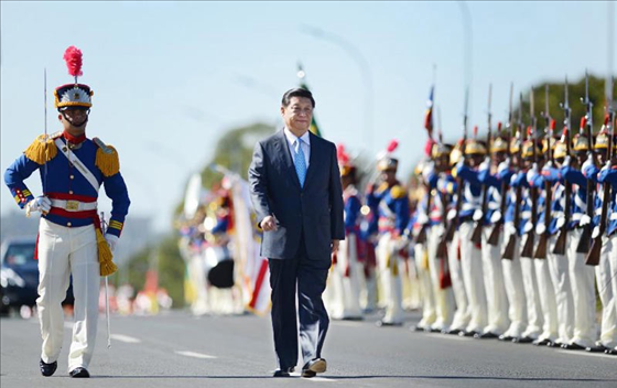 當(dāng)?shù)貢r間2014年7月17日，國家主席習(xí)近平在巴西利亞出席時任巴西總統(tǒng)舉行的歡迎儀式。 新華社記者謝環(huán)馳攝