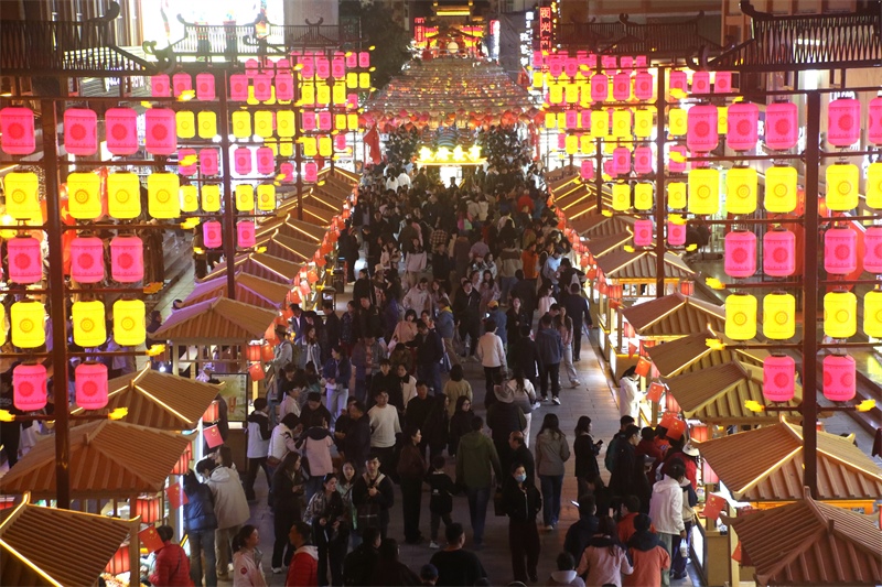 敦煌夜市。敦煌市委宣傳部供圖，張曉亮攝