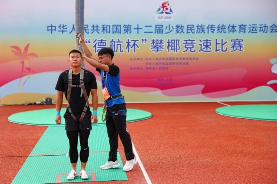11月23日，工作人員為上海隊(duì)選手付樂(lè)樂(lè)（左）系安全繩。新華社記者 楊植森 攝