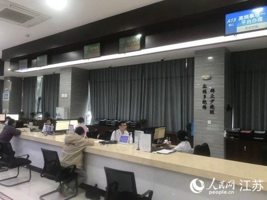 像這樣的“高頻事項(xiàng)一平臺(tái)”辦理專窗，正在江蘇各地基層便民服務(wù)中心鋪開。人民網(wǎng) 俞楊攝