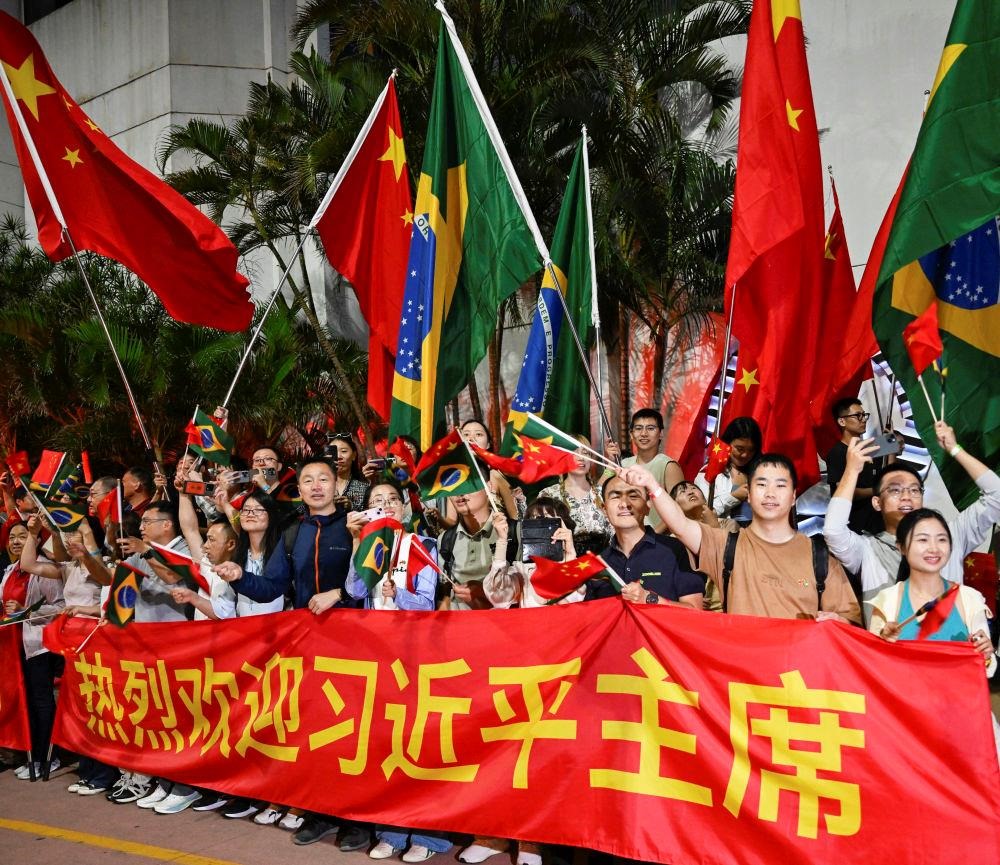 2024年11月，習(xí)近平主席在巴西里約熱內(nèi)盧出席二十國集團(tuán)領(lǐng)導(dǎo)人第十九次峰會期間，里約熱內(nèi)盧街頭熱情的歡迎人群。
