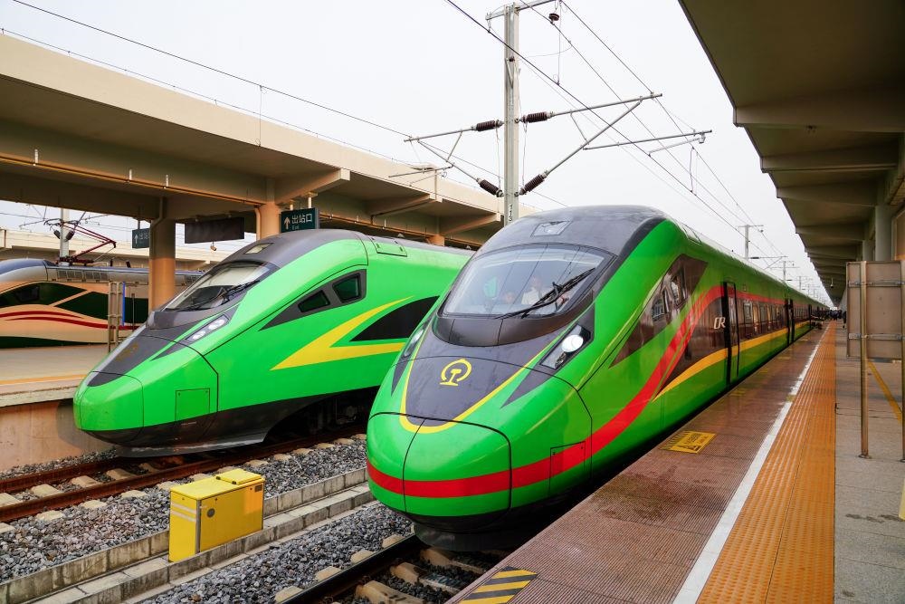 截至2024年7月5日，中老鐵路國際旅客列車?yán)塾嬮_行滿1000列，極大地便利了沿線民眾出行。