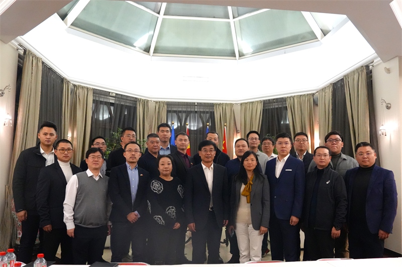 集體合照。中國駐烏克蘭大使館供圖