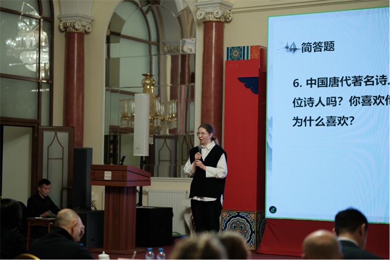 參賽選手現(xiàn)場(chǎng)答題。 俄羅斯國(guó)立人文大學(xué)孔子學(xué)院供圖