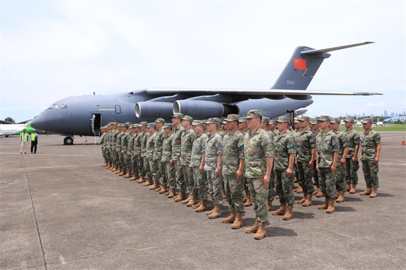 中方參演部隊(duì)搭乘運(yùn)—20運(yùn)輸機(jī)飛抵印尼國民軍空軍哈利姆機(jī)場。 龔勝祥攝