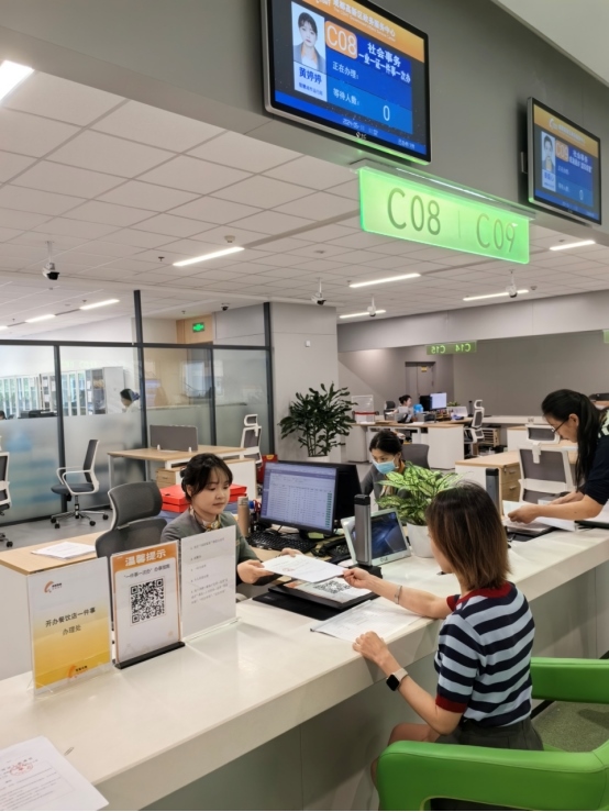 成都高新區(qū)“開辦餐飲店一件事”服務(wù)窗口。成都市市場監(jiān)督管理局供圖