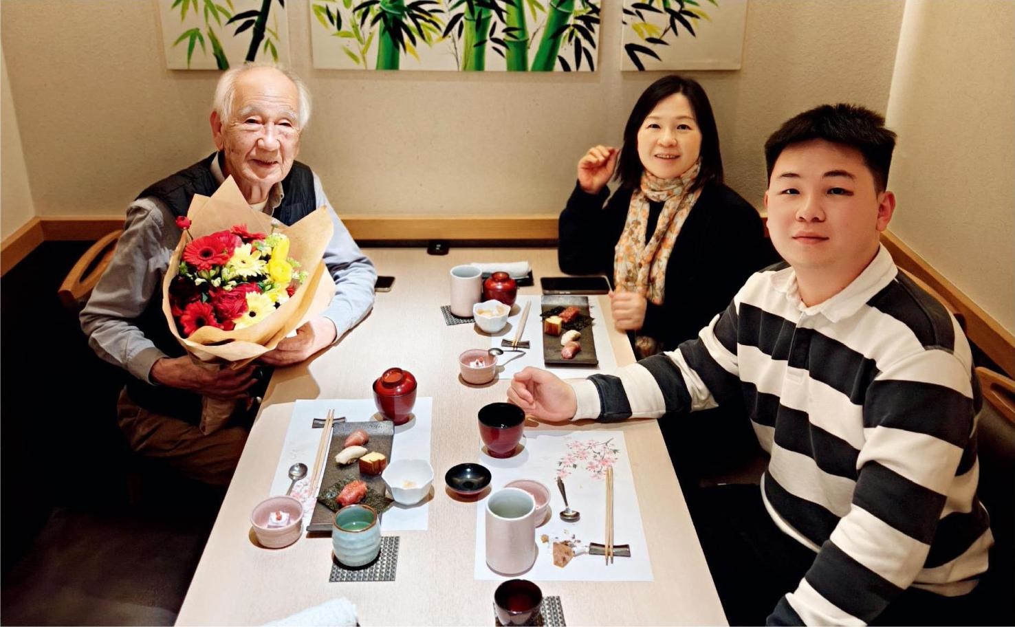 佐佐木俊一與彭林（中）、彭俊霖（右）在一起。