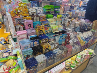 北京某文具店卡牌盲盒柜臺(tái)，未設(shè)相關(guān)提醒。人民網(wǎng)記者 黃鈺攝