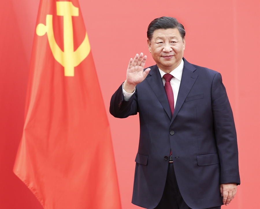 2022年10月23日，習(xí)近平在北京人民大會堂同采訪中共二十大的中外記者親切見面。