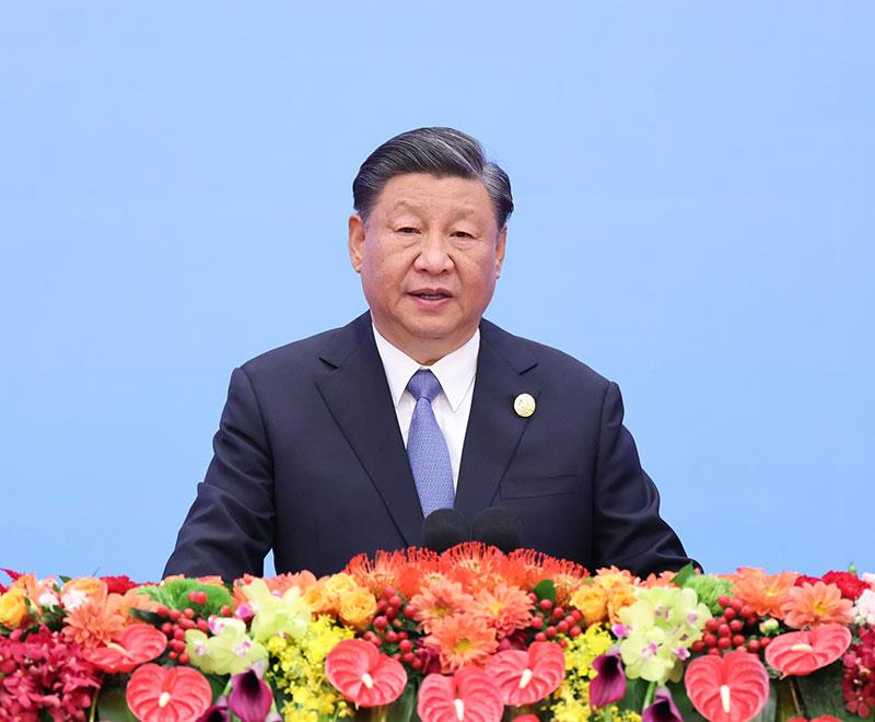 2023年10月18日，習(xí)近平主席在北京人民大會(huì)堂出席第三屆“一帶一路”國(guó)際合作高峰論壇開幕式并發(fā)表題為《建設(shè)開放包容、互聯(lián)互通、共同發(fā)展的世界》的主旨演講。