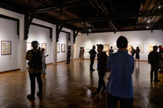 觀眾參觀“東盟-中國(guó)人文交流年”漫畫大賽展覽。記者 徐欽 攝
