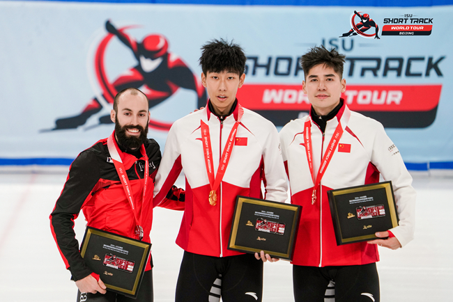 男子500米頒獎(jiǎng)儀式，中國(guó)選手孫龍(中)奪得冠軍，加拿大選手杜博伊斯(左)獲得亞軍，中國(guó)選手劉少昂獲得季軍。賽事組委會(huì)供圖