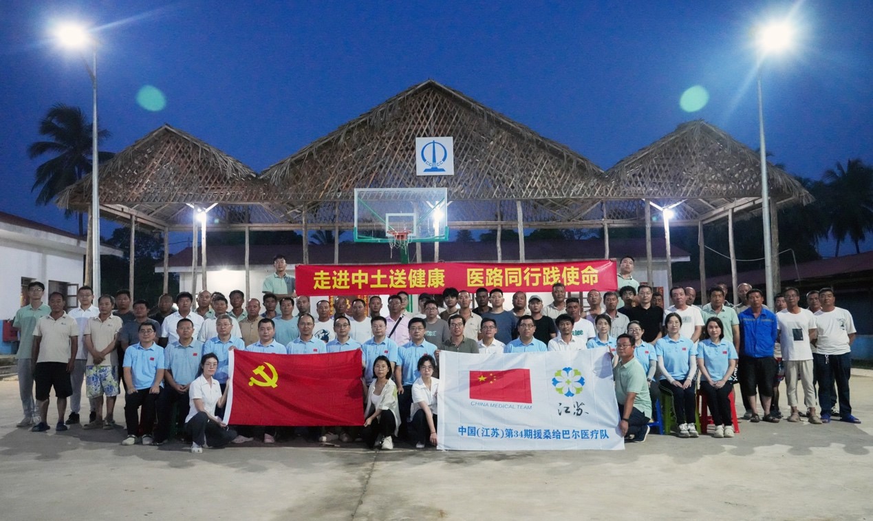 醫(yī)療隊(duì)與中土東非桑島分公司合影。中國土木供圖