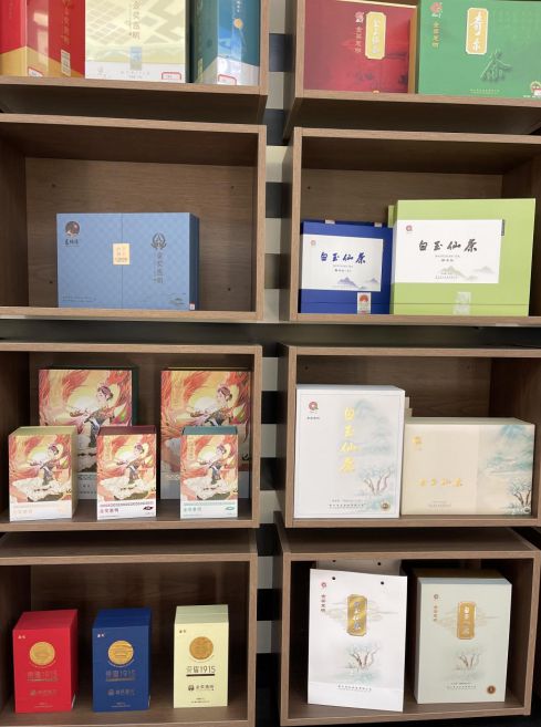 景寧各種茶葉產(chǎn)品。劉軍國攝